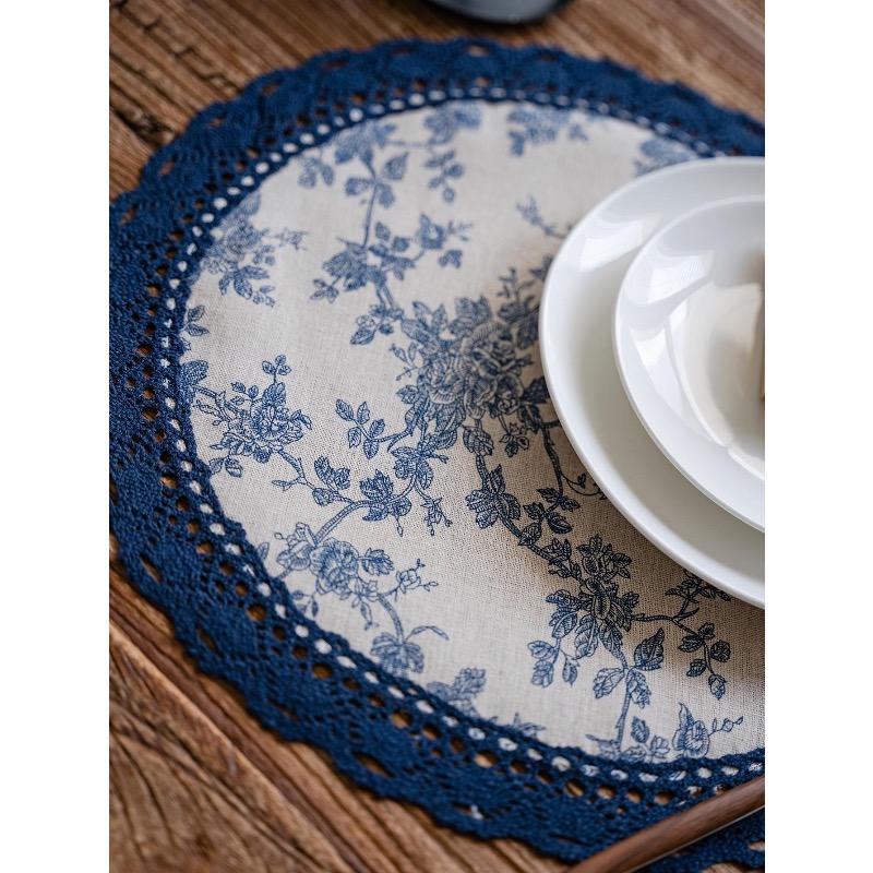 1 st Bordstablett med blommönster