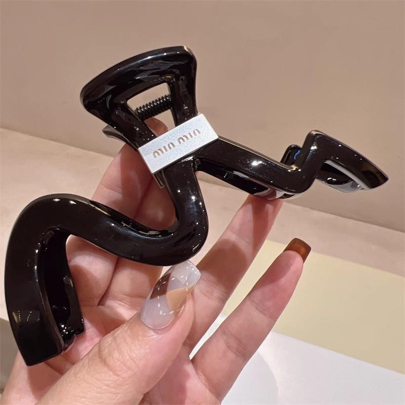 Large French Retro Claw Hair Clip for Elegant Women's Hairstyles.