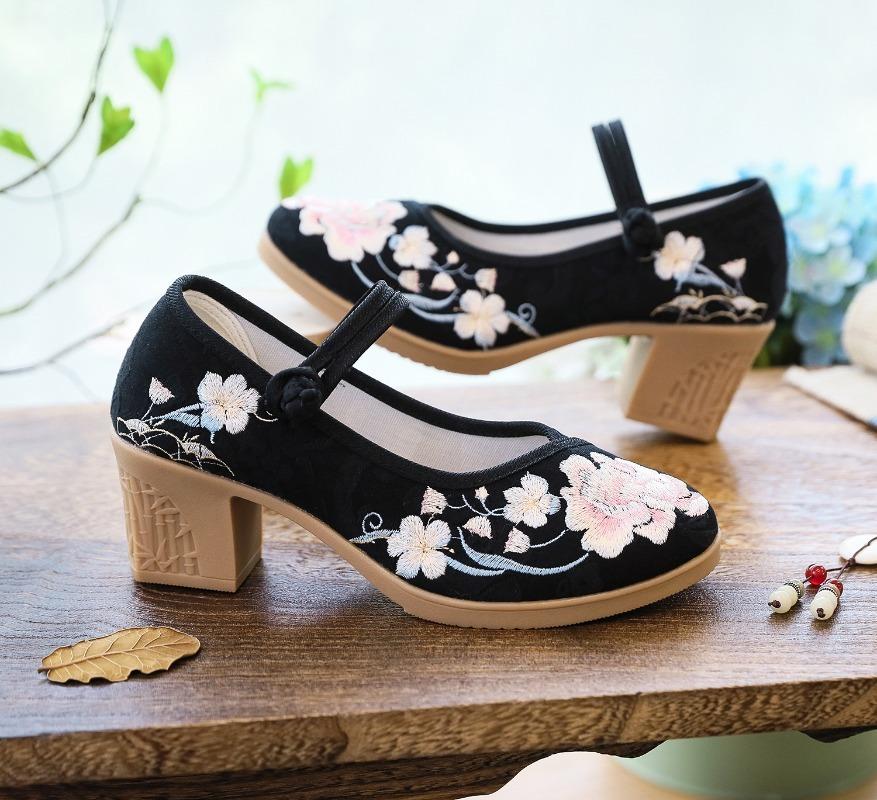 Maogu Scarpe col Tacco Alto da Donna Scarpe in Tessuto Tacco Quadrato Bocca Bassa Punta Rotonda Ricamo Cinese Scarpa da Sposa Décolleté Elegante 2026