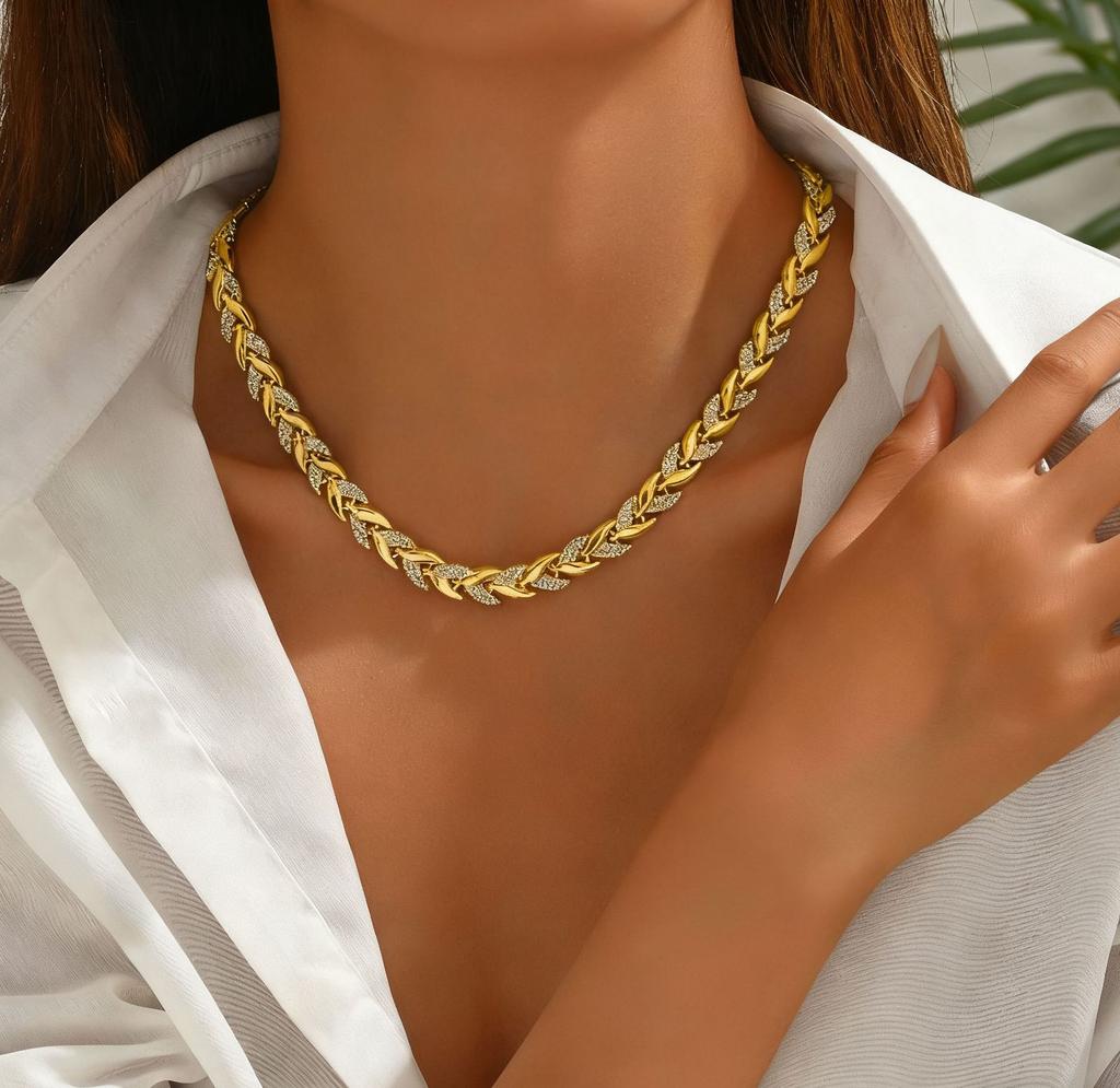 Fish Tail Style Diamond-studded Bracelet and Necklace Set - Luxurious and High-end Banquet Jewelry for Women