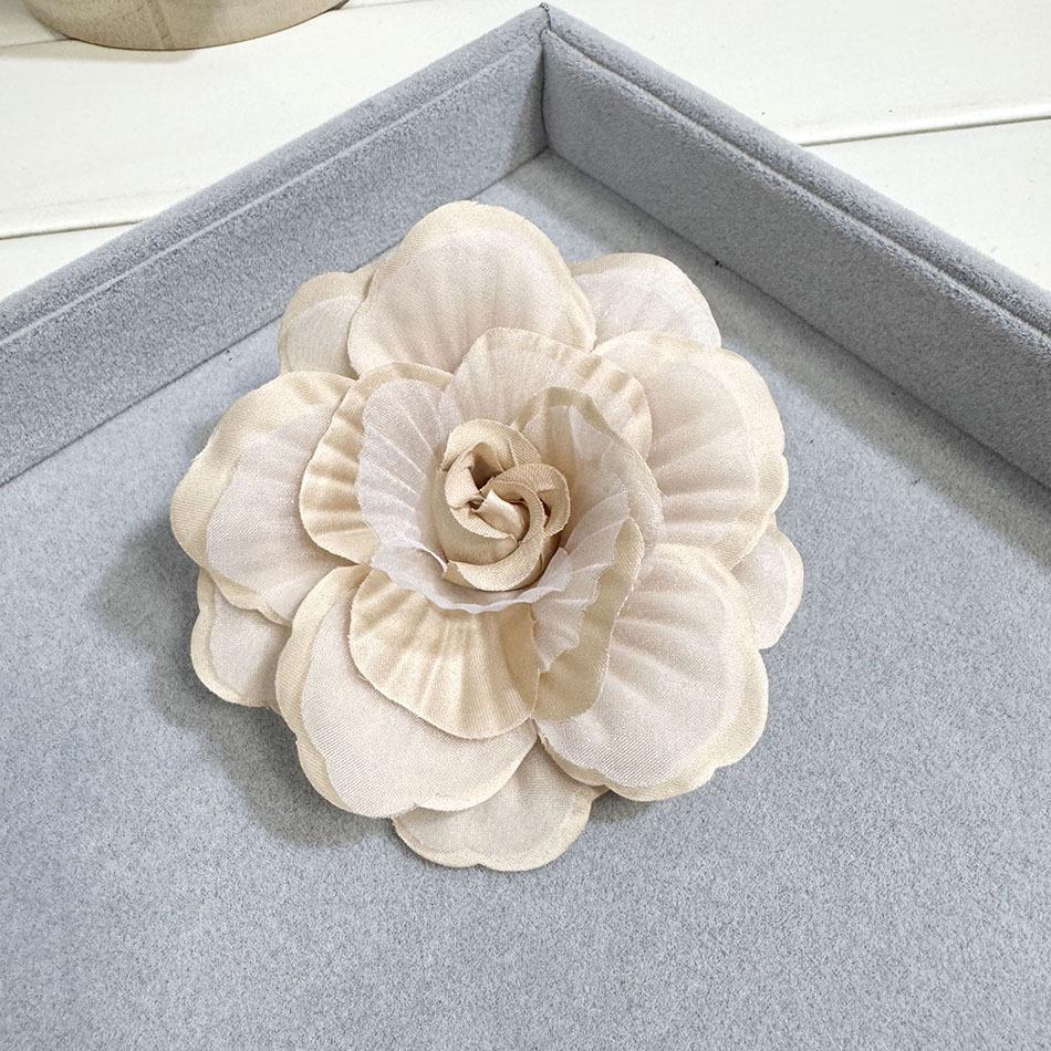 Spilla da donna in tessuto Suqi Kegensilk con ornamento a forma di camelia