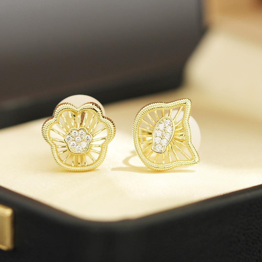 Cute Korean version Sweet stone-encrusted cat head cat paw earrings Asymmetrical commuting No pierced earrings Earrings Women's