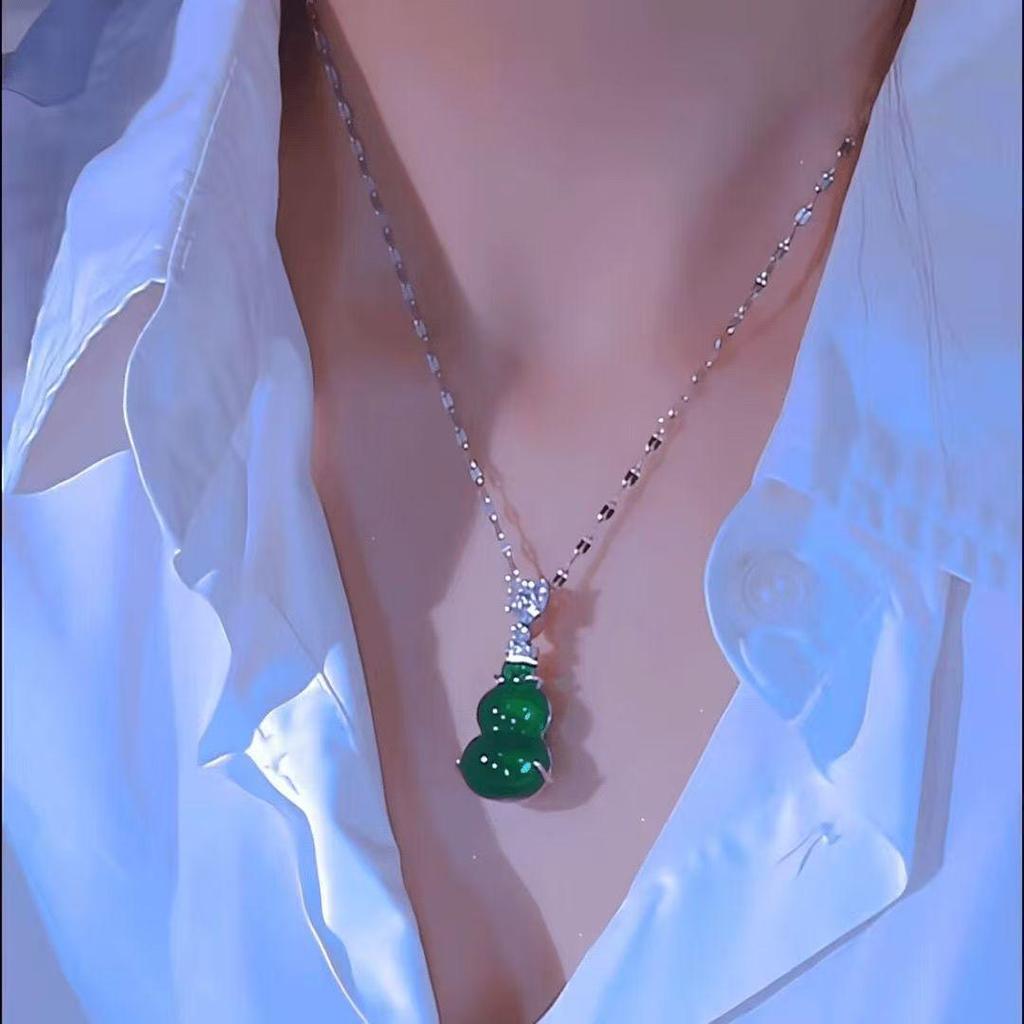 Elegant Heart Green Gourd Pendant Necklace - Women's Unique Design Clavicle Necklace