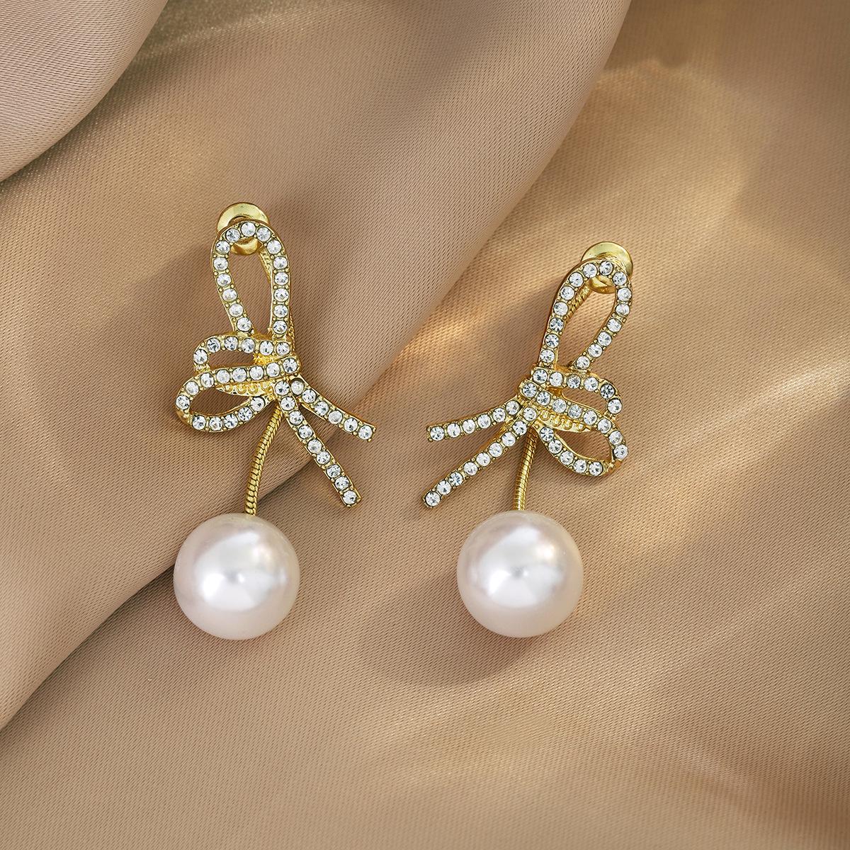 

Detachable Diamond-Inlaid Bow Earrings with Pearls in Korean Style