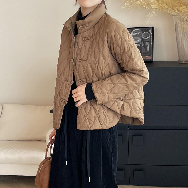 

Кнопка короткий пуховик женский 2025 зима новый ретро литературный и теплый легкий ромбовидный дизайн литературная куртка M темный кофе