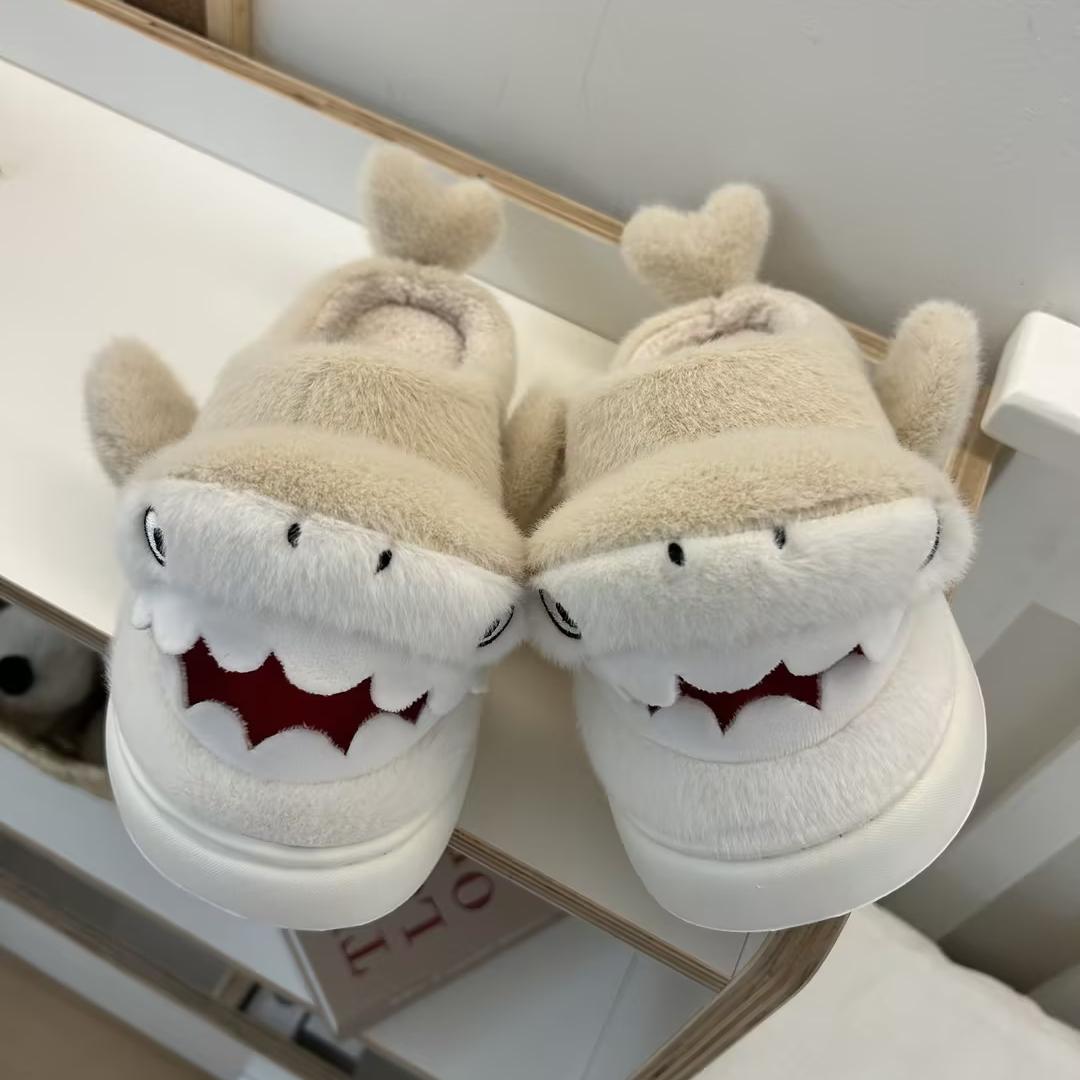 Милая мультяшная акула пара тапочек хлопковые тапочки для женщин для дома зимнее тепло толстая подошва нескользящие плюшевые тапочки 36-37 бежевый 2444₽
