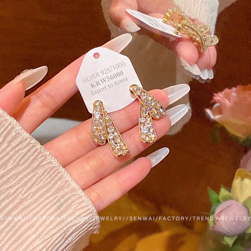 

Premium sense, a two-wearing flash diamond water drop earrings, women s light luxury niche temperament stud earrings, explosive ear jewelry