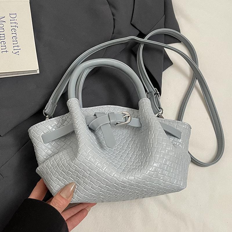 

2025 new fashion design sense woven pattern light luxury portable vegetable basket bag commuter versatile temperament messenger women s bag