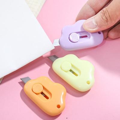 1 kus Mini Pocket Cloud Umelecká pomôcka Škatuľka na nože Rezačka papiera Rezačka na papier Remeselné balenie Doplniteľné čepeľové písacie potreby