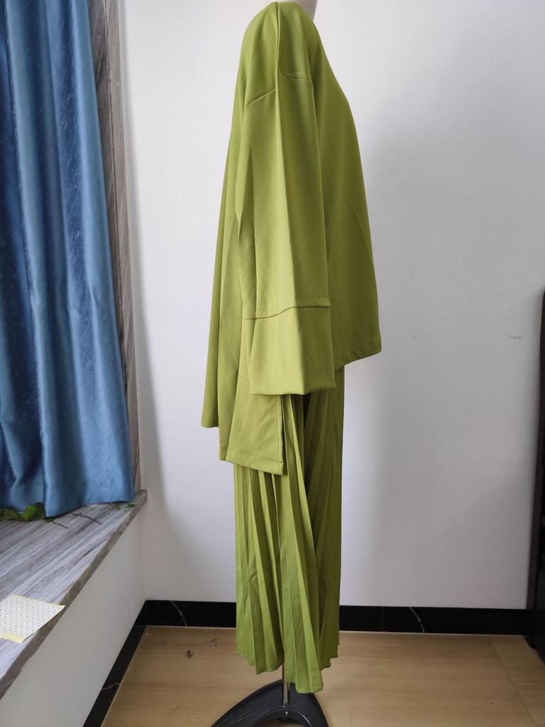 2025 Autumn Retro Women's Casual Set: Round Neck Loose Top & Half-Length Skirt