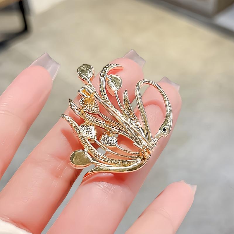 Retro exquisite cat's eye swan brooch high-end temperament fashion corsage suit pin neckline clothes accessories