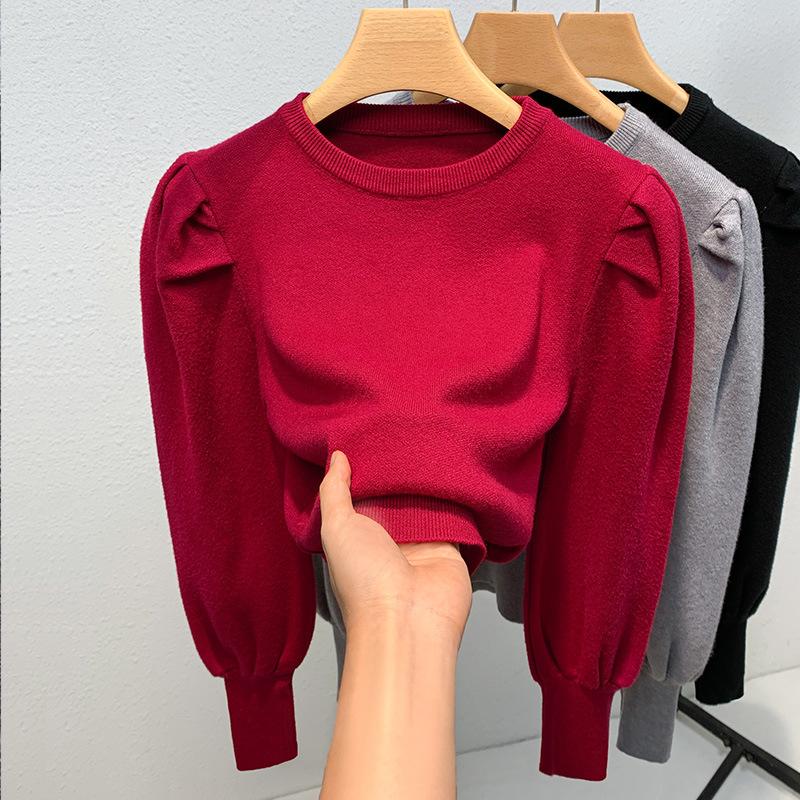 

Женский короткий свитер с круглым вырезом и рукавами-фонариками на осень и зиму one size красный