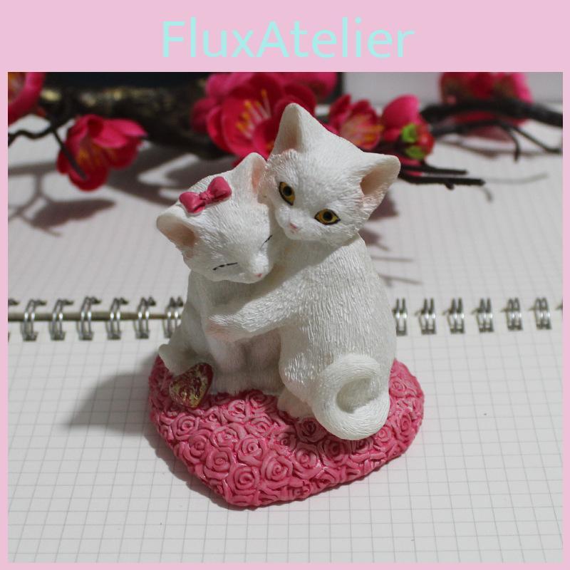 Romantic Cat Statue Resin Home Decor For Festivals And Special Occasions