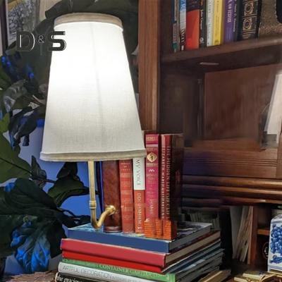 Lámpara literaria clásica, suave brillo, sin parpadeos, diseño de libro vintage, lámpara de mesa, lámpara de mesa decorativa única estilo libro.