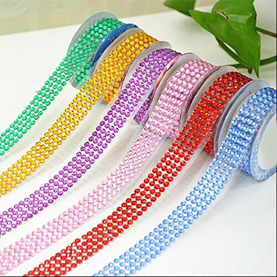 Samolepiace akrylové kamienky nalepte na samolepiacu pásku Scrapbooking Craft