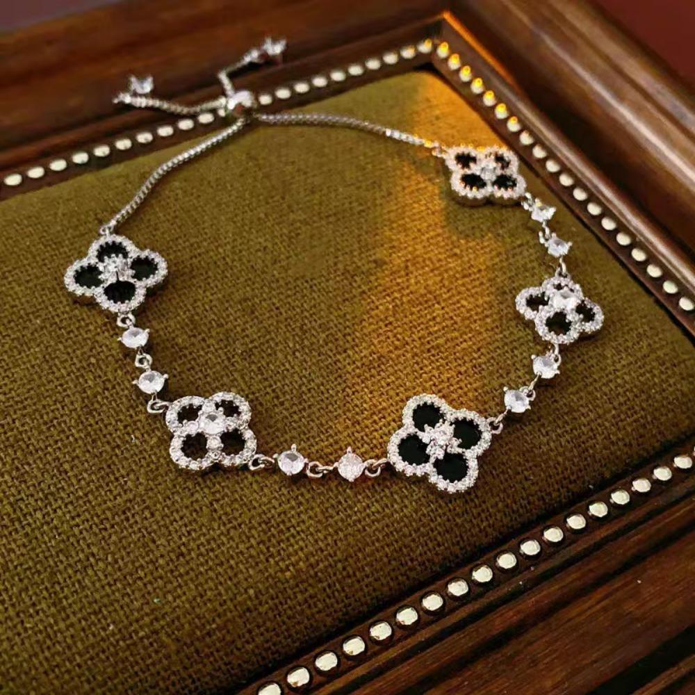 Fashionable Lucky Four-leaf Clover Natural Mother-of-pearl Pull-out Bracelet for Women A Light Luxury and High-end Floral Jewelry Accessory