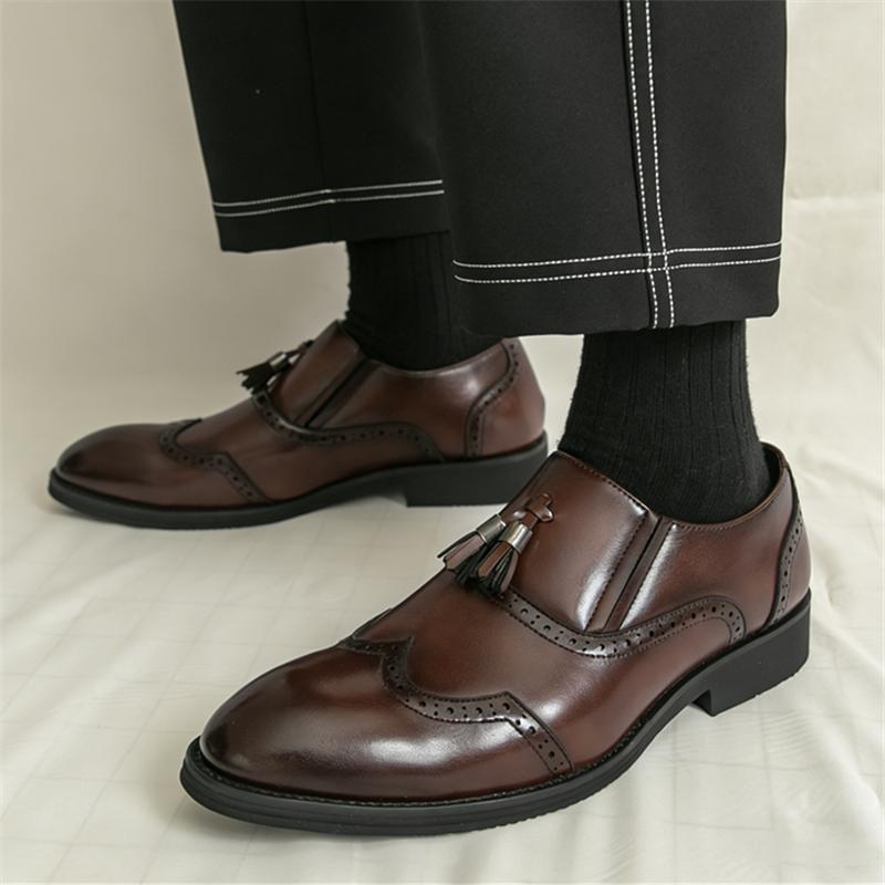 New Designer Britain Gentleman New Pointed Tassels Leather Brogues Shoes For Men Fashion Loafers Wedding Formal Dress Footwear