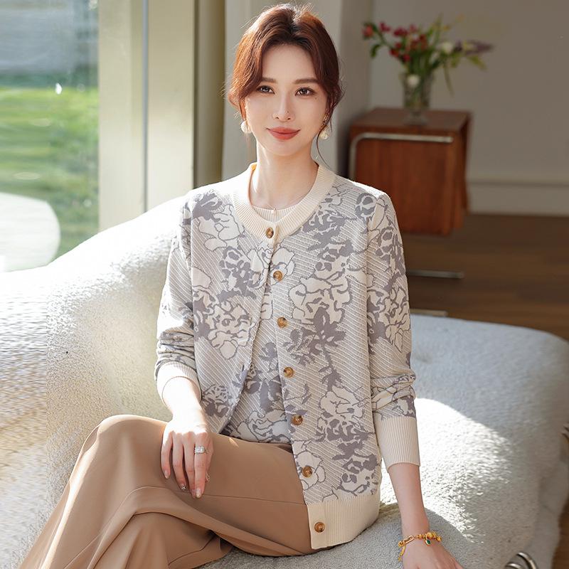 Stylish Spring Knit Cardigan Set for Middle-Aged and Elderly Women, Tummy-Covering Slim Fit Top