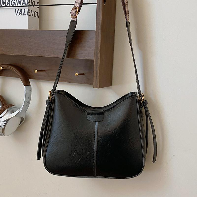 IELGY Retro Underarm Bag Shoulder All-Match Cross-Body Bucket Bag