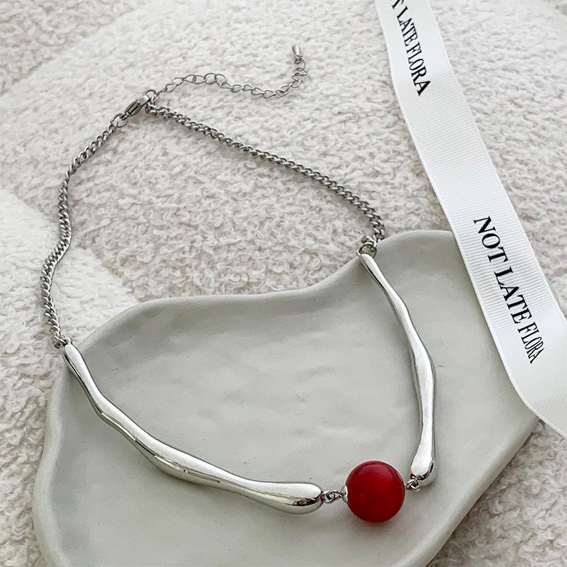 Clear and Cool Red Bean Necklace, Light Luxury and High-end, Collarbone Chain, Personalized and Niche Design, Short Necklace