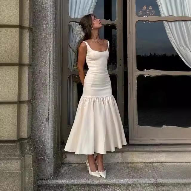 Schlankes Kleid mit Rüschensaum