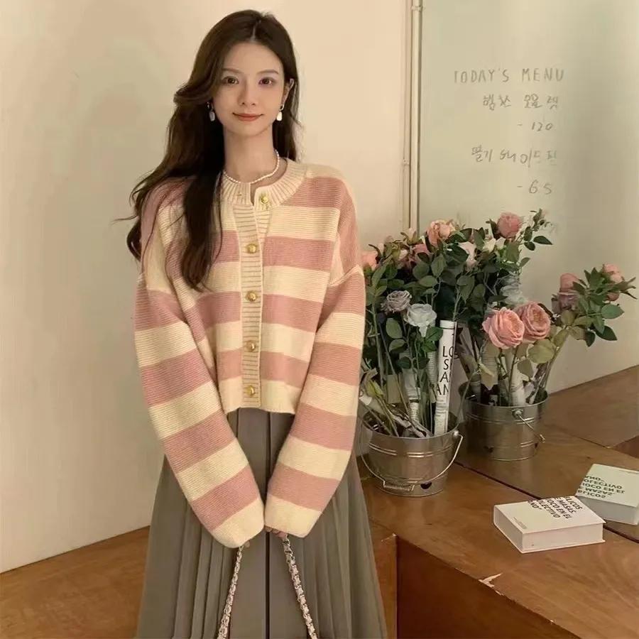 

Женский осенне-зимний корейский вязаный кардиган в контрастную полоску с однорядным карманом с металлической пряжкой, свитер, кардиганы M розовый