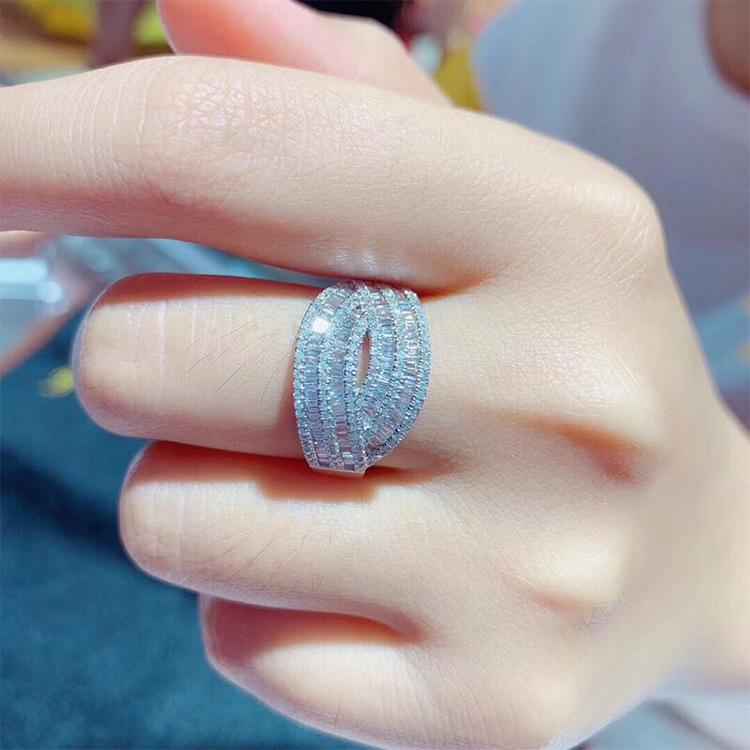 Bague de fiançailles de luxe en zircone cubique pour femme, idéale pour les banquets européens et américains.