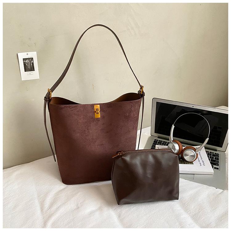 Autumn and Winter Bucket Bag Retro Suede Large-capacity Tote Bag Women's 2025 New Versatile Single Shoulder Messenger Mother and Child Bag