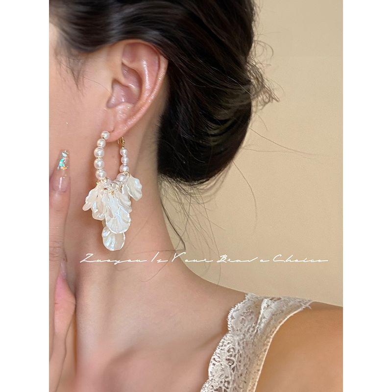 French Vintage Shell Pearl Petal Fringed Earrings Female Accessible Luxury Fancy Long High Profile Ear Studs Earrings