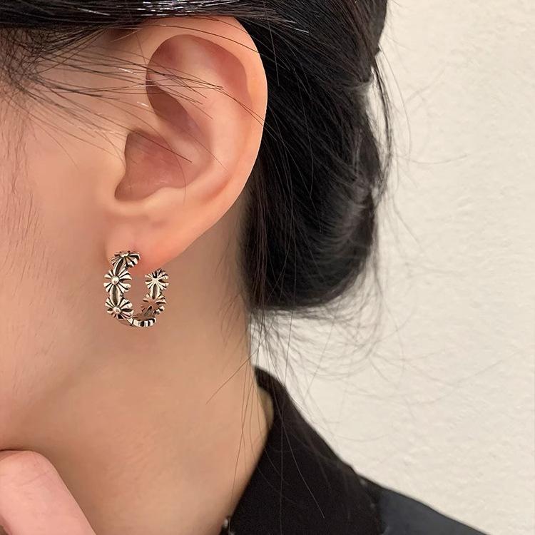 Dark Retro Do Old Niche Hollowed Out Rattan Flowers Winding Ancient Earrings Female Ins Wind Simple Personality Earrings Ambience Back To School