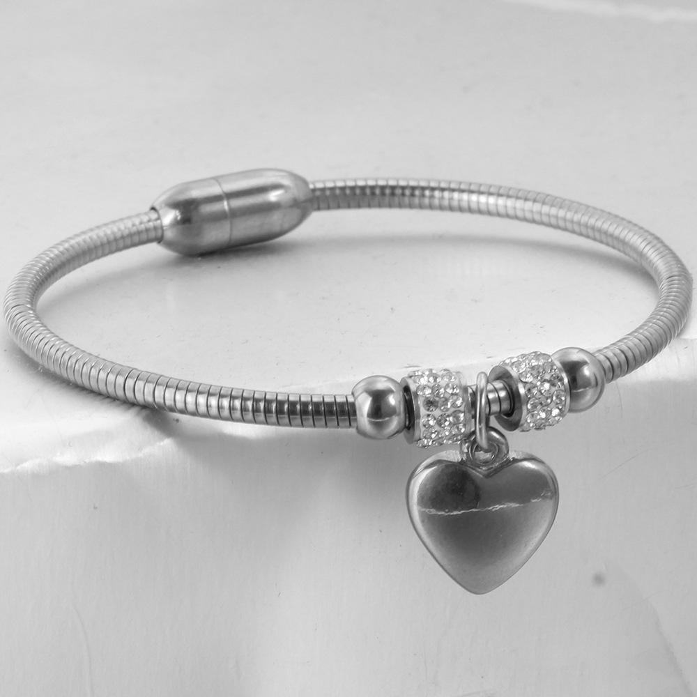 Europäisches herzförmiges Edelstahl-Armband mit Strasssteinen und gravierbarem Magnetverschluss für Damen