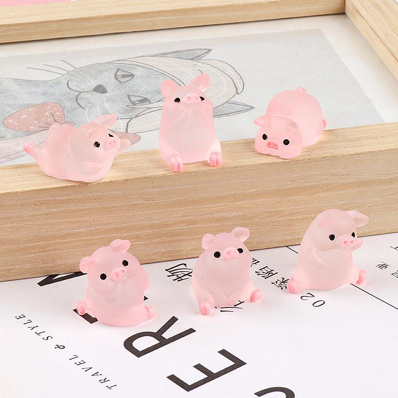 Internet Celebrity Pig Doll: 3D Resin Ornament & DIY Epoxy Display Stand for Phone Cases