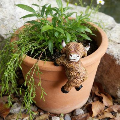 Highland Cow Statue Resin Small Cow Planter Pot Hanger Climbing Animal Flower Pot Hugger for Garden Patio Fence Lawn Yard Plant Pot Decor
