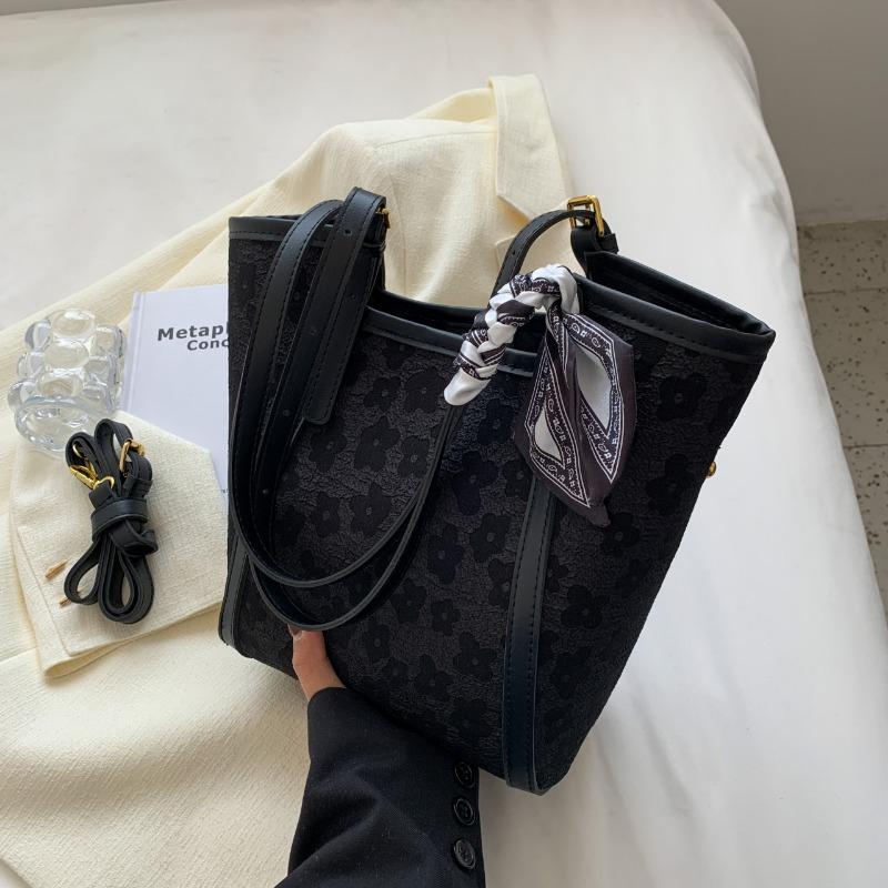 

Retro large capacity new trendy versatile denim bag messenger bag summer shoulder commuter tote bag