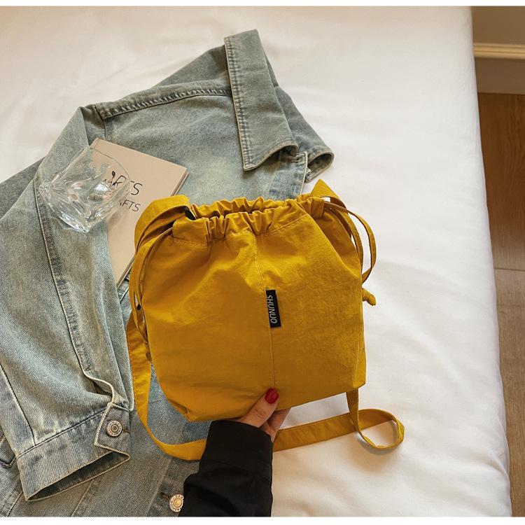 Daily lightweight messenger bag girl 2025 new fashion versatile shoulder bag popular bucket bag mobile phone bag