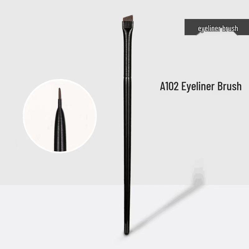 

Скошенная кисть в форме серпа для макияжа под глазами и бровей