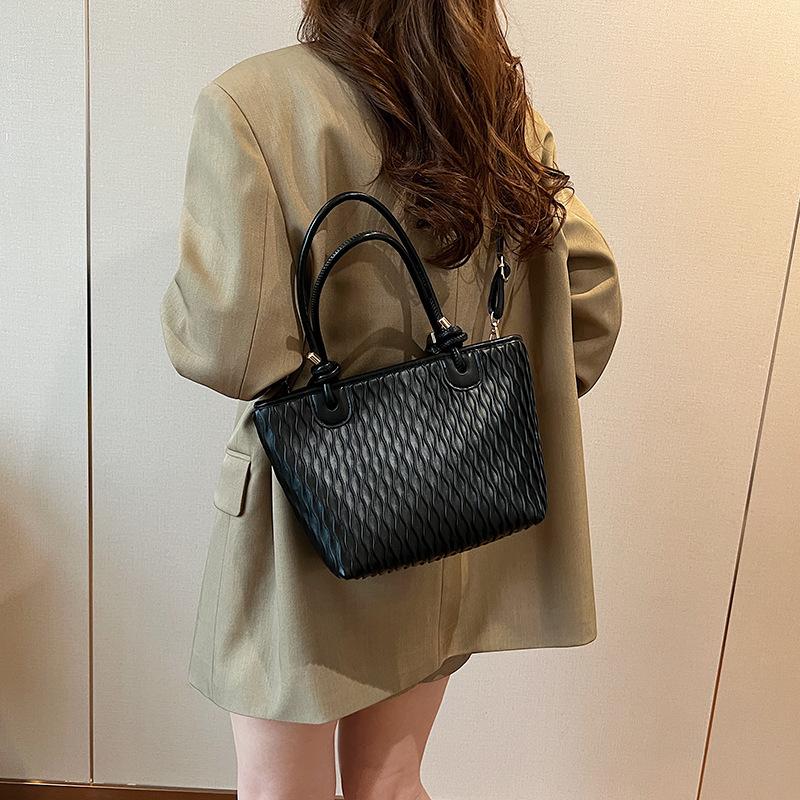 Korean version of trendy fashion bucket bag women's 2025 summer new simple casual shoulder bag high-end oblique span women's bag