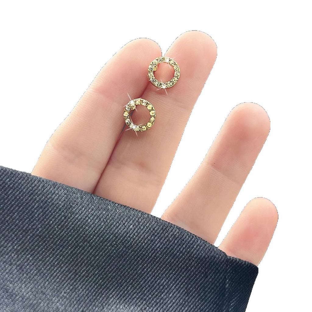 Simple, exquisite, small, circle earrings, niche fashion and versatile design, female stud earrings.