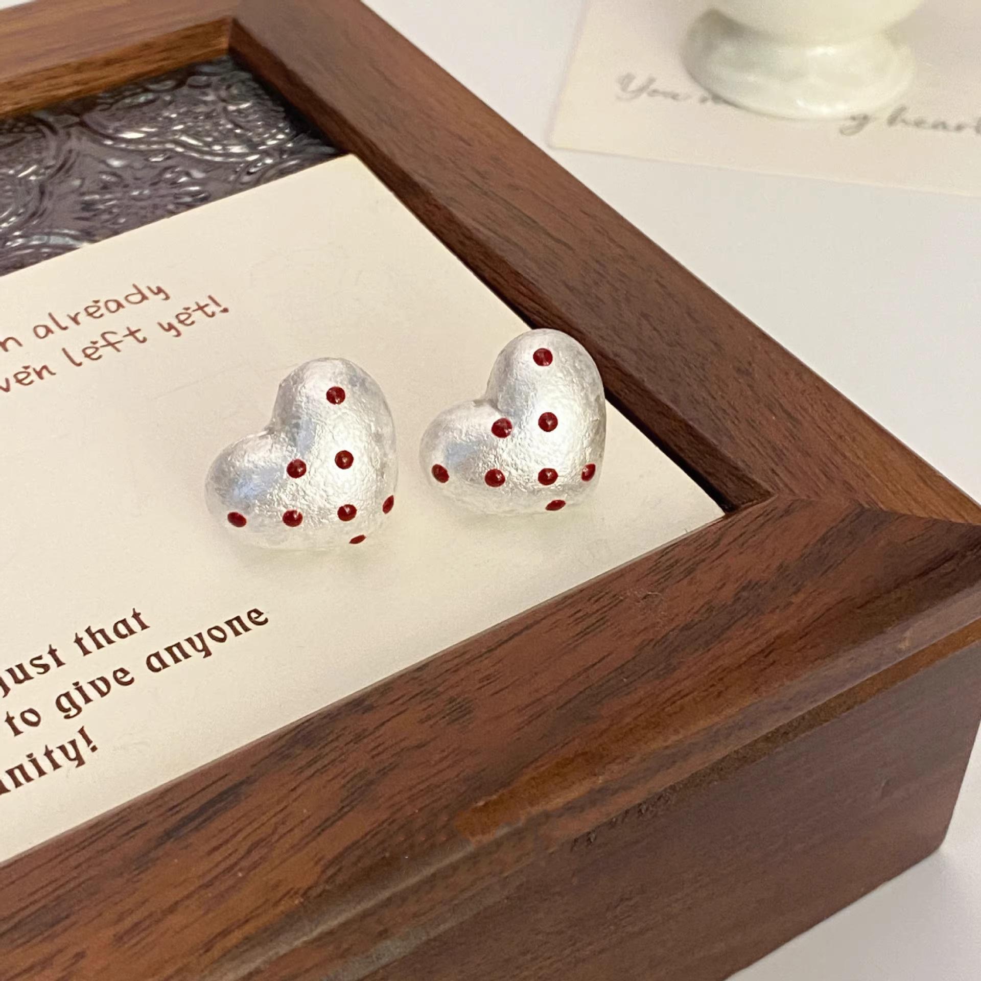 

Gentle Polka Dots Love Earrings Female Luxury Senior Sense Earrings Niche Design Vintage Personalized Minimalist Ladies Accessories Elegant Jewelry
