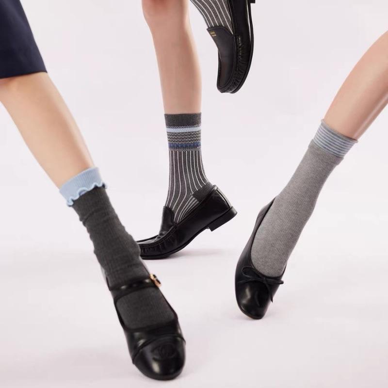 Female Autumn Fashion New Vintage Stripes College Wind In The Tube Pile Socks