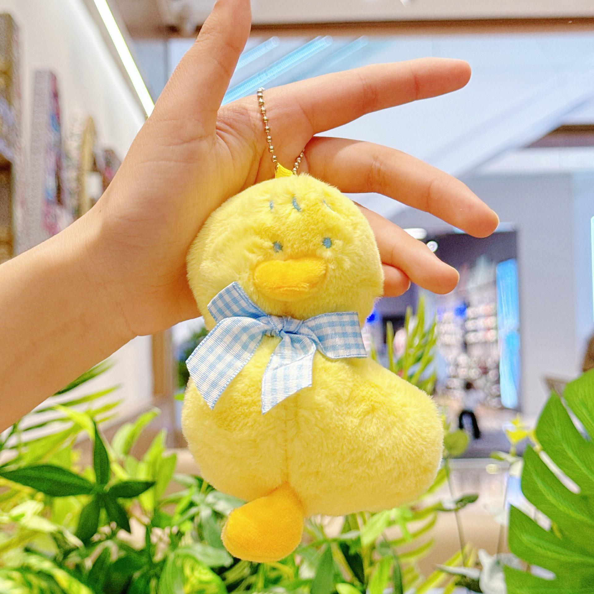 

Милый плюшевый брелок в виде желтого утенка с галстуком-бабочкой - Игрушка-подвеска и шарм для сумки 14 cm Tall
