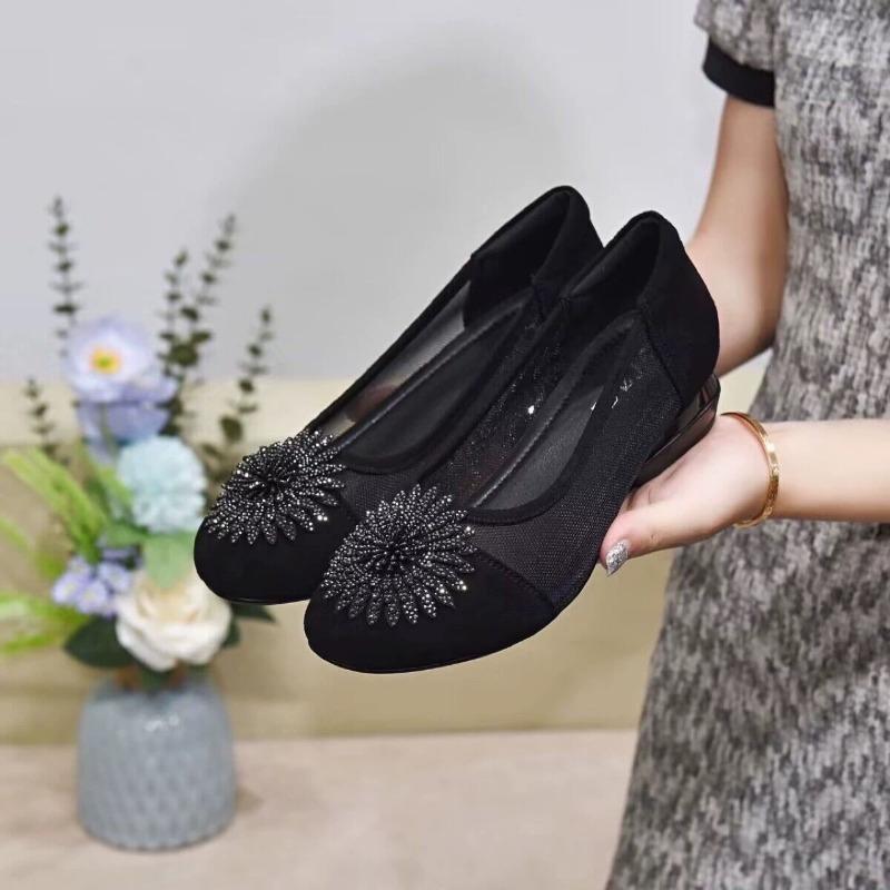 The 2025 Summer and Autumn New Style of Women's Fashion Soft Leather Round Toe, Shallow Opening and Perforated Mesh Single Shoes