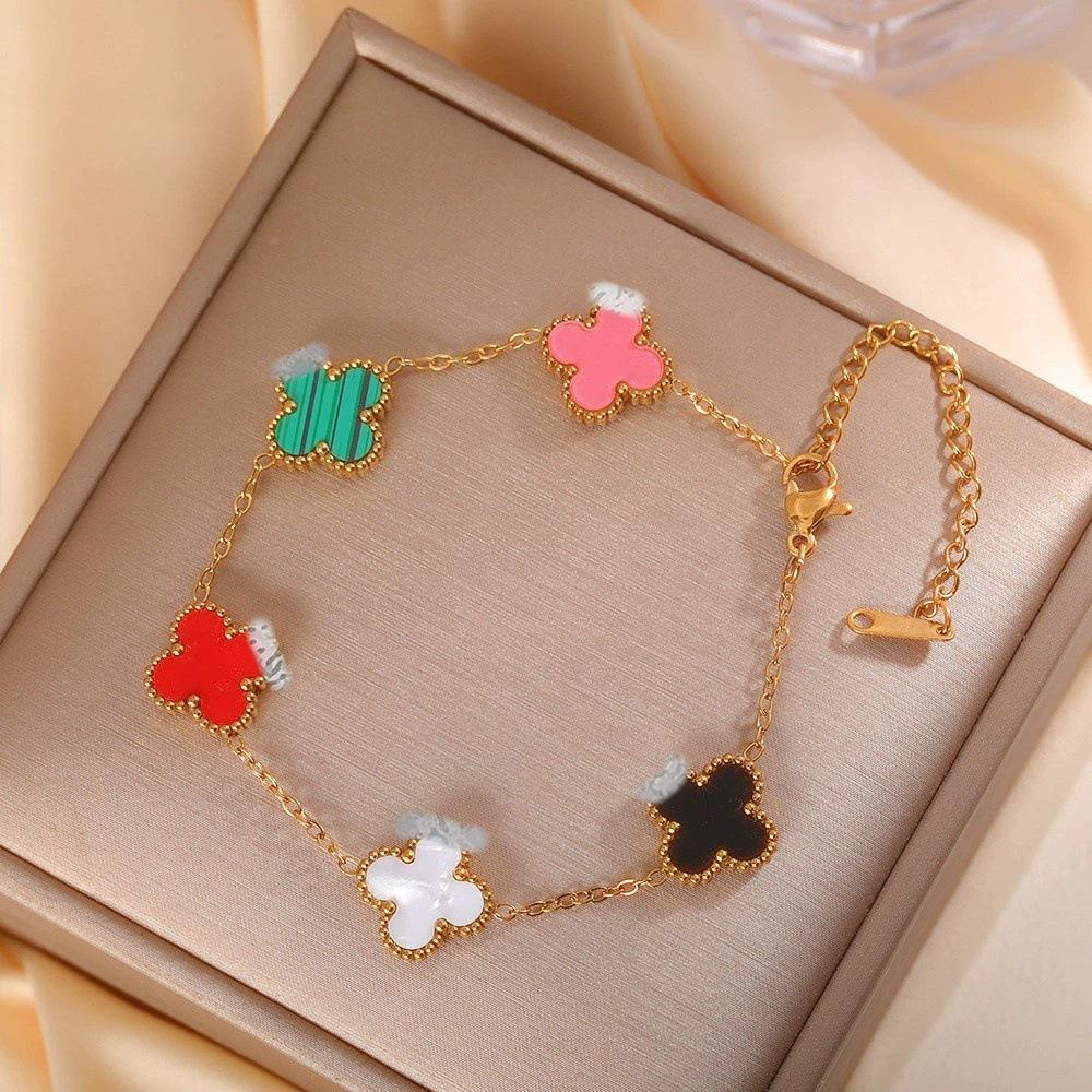 Vierblättriges Kleeblatt Armband Ein leichter Luxus und hochwertiges Damen Schmuck Accessoire Ein modisches Armreif für Damen