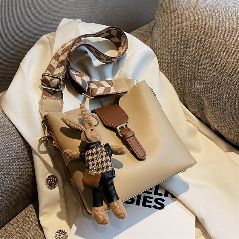 Damentaschen 2024 Herbst und Winter Neue High-End-Mode Breitband-Umhängetasche Beliebte Online-Beuteltasche