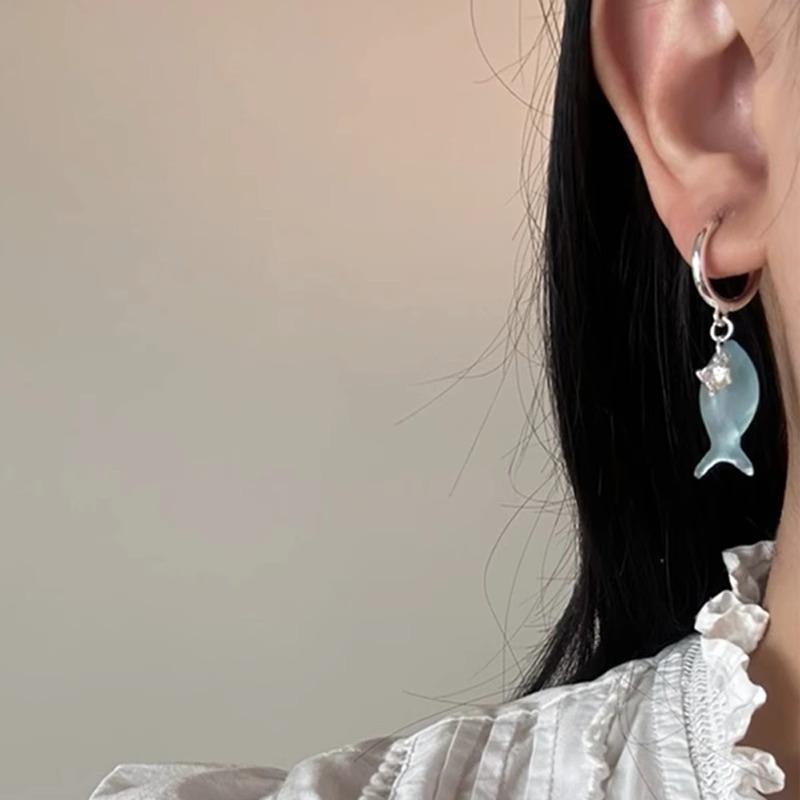 Y2K Blue Small Fish Pendant Earrings for Women Fashion Sweet Crystal Asymmetric Ear Buckle Seaside Vacation Jewelry Accessories
