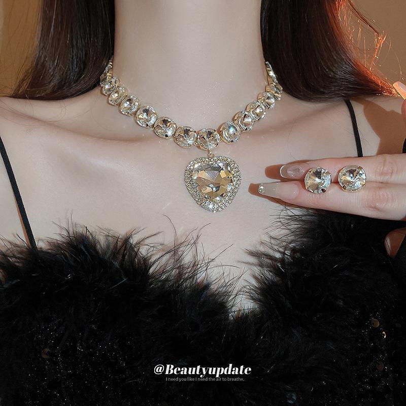 Geometric splicing with diamond heart necklace and earring set, exaggerated design from Europe and America, collarbone chain