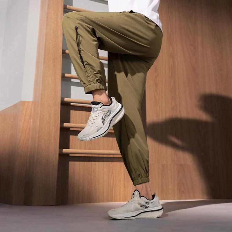 Li Ning Fitness Series Sports Fashion Cool Series Solid Color Logo Print Elastic Knitted Sports Pants Men Bottoms Brown AYKT547-1