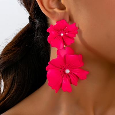 A Pair of Women's Earrings, Exaggerated Stereo Flower Earrings, Fashionable Holiday Style Women's Earrings