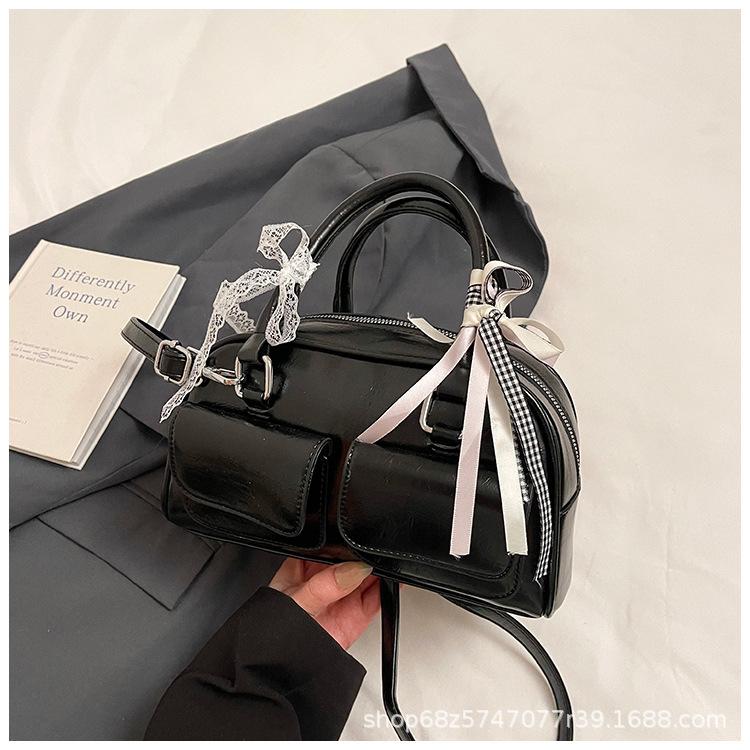 Versatile Korean version ins fashionable new portable Boston bag foreign style solid color oily skin niche simple messenger women's bag