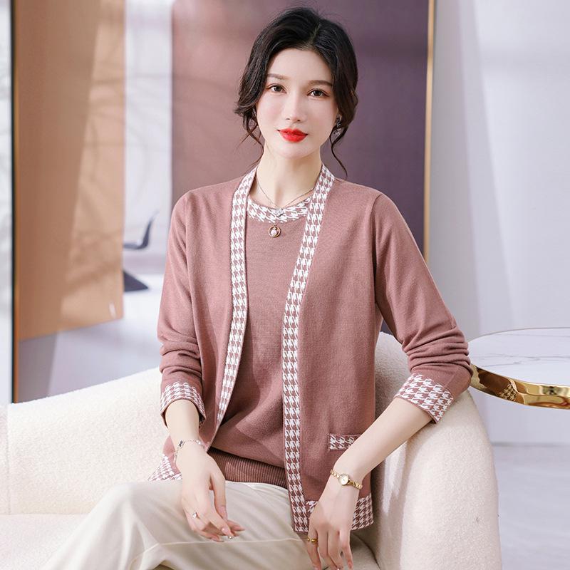 

Stylish 2026 Spring Knit Suit for Middle-Aged & Elderly Women: Two-Piece Cardigan Set XL (100-110 lbs)